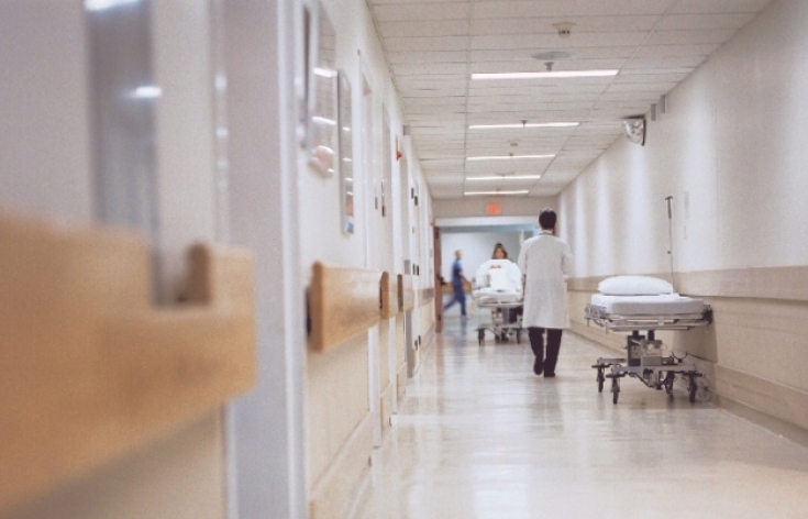 Απίστευτο: Γιατρός έπεσε από σκάλα σε νοσοκομείο γιατί υποχώρησε η σάπια κουπαστή