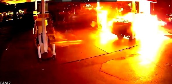 Οδηγός σε τρελή πορεία ανατινάζει αντλία βενζινάδικου! (Video)