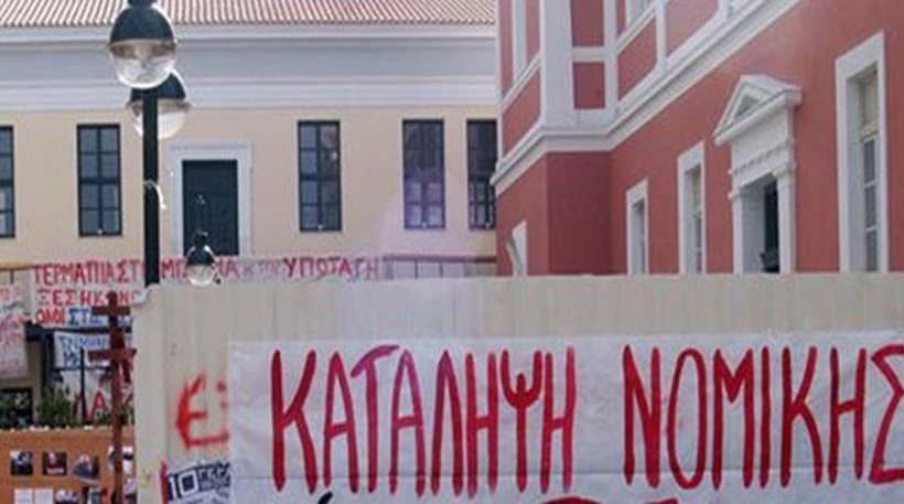 Μέλη του «Ρουβίκωνα» κάνουν κατάληψη στην Νομική και αποθεώνουν τον Κουφοντίνα