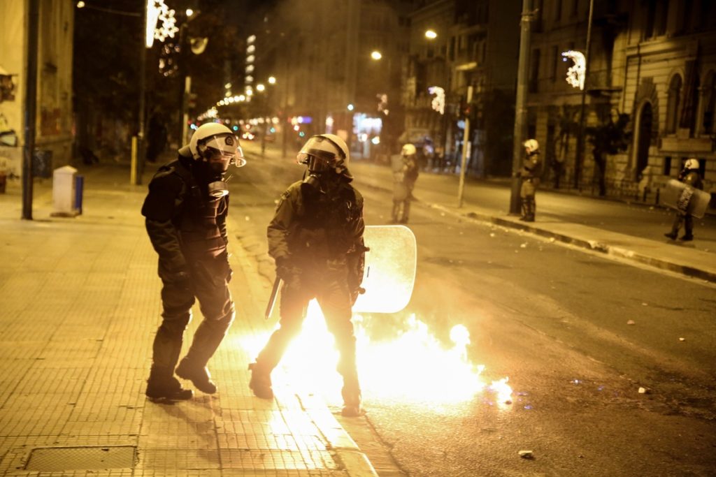 Μολότοφ και φωτοβολίδες κατά ΜΑΤ στην Πατησίων