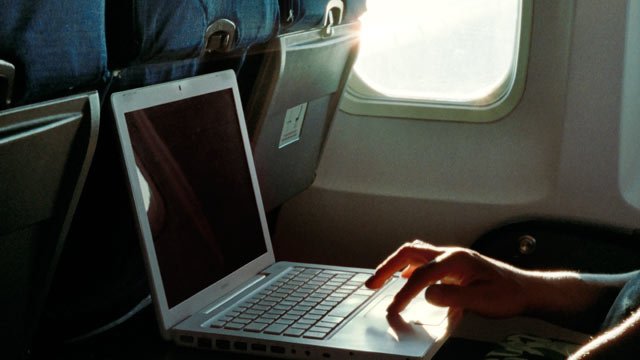 ΗΠΑ: Απαγορεύουν laptop, tablet, φωτογραφικές μηχανές, στις καμπίνες αεροσκαφών!
