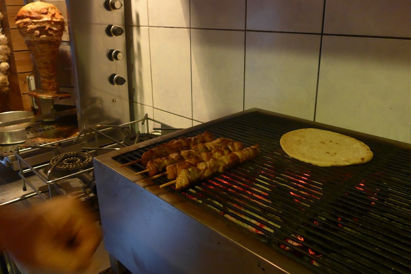 Πάνω από 6,5 δισ. ξόδεψαν οι Έλληνες για έτοιμο φαγητό