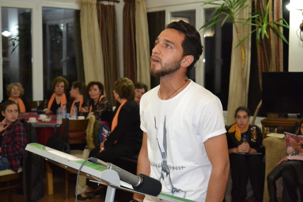 Πρόσφυγας ποιητής κέρδισε τις εντυπώσεις με αφορμή την παγκόσμια μέρα ποίησης