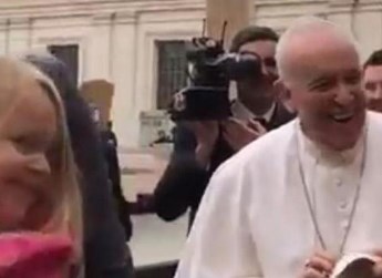 Η πιτσιρίκα που “έκλεψε” το καπέλο του Πάπα! (Video)