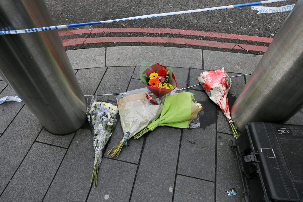 Βίντεο-Σοκ από το Λονδίνο – Τα θύματα κάτω από τις ρόδες του αυτοκινήτου του τρομοκράτη (Σκληρό Video)