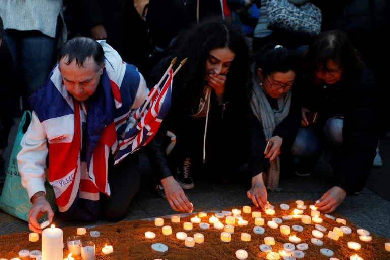 Βρετανία: Στην Τραφάλγκαρ Σκουέαρ τιμούν οι Λονδρέζοι τα θύματα της επίθεσης στη γέφυρα του Γουεστμίνστερ