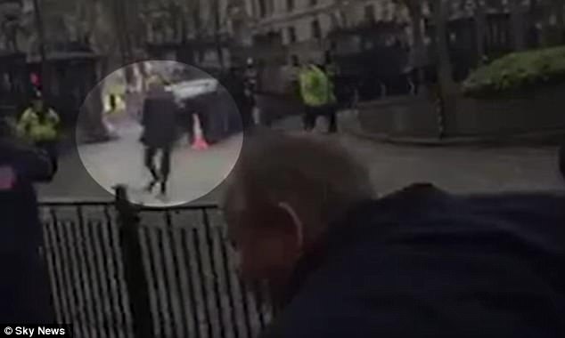 Επίθεση στο Λονδίνο: Η στιγμή που ο δράστης πέφτει νεκρός (Σκληρό video)