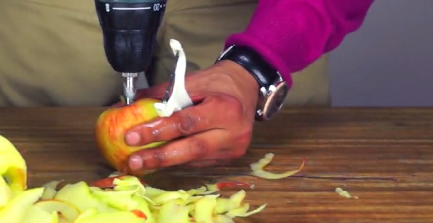 Ο πιο γρήγορος τρόπος να καθαρίσεις ένα μήλο είναι με… τρυπάνι (Video)