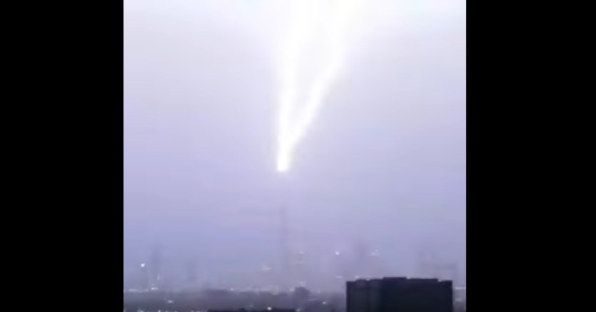 Εντυπωσιακό: Η στιγμή που κεραυνός χτυπά το ψηλότερο κτήριο του κόσμου (Video)