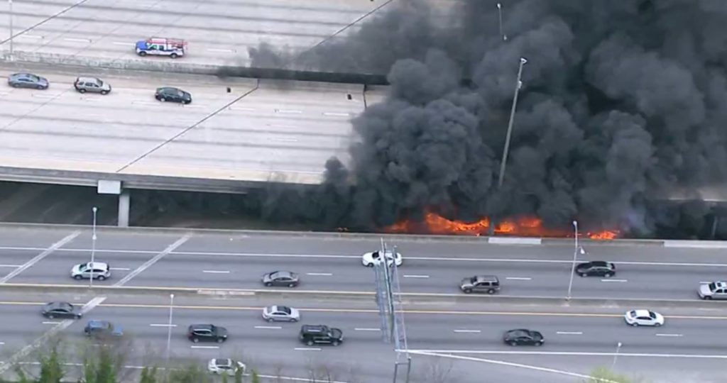 Ατλάντα: Κατέρρευσε γέφυρα λόγω πυρκαγιάς (Video)