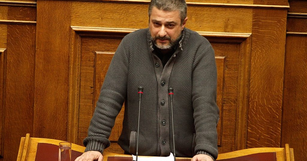 Παραπέμπεται χρυσαυγίτης που μοίραζε εθνικιστικά φυλλάδια σε μαθητές στη Βουλή (Photo)