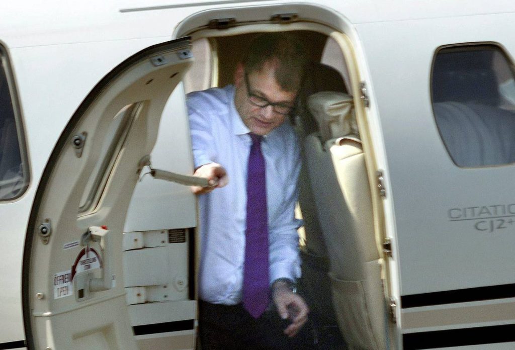 Φινλανδία: Ο πρωθυπουργός πιλοτάρει και πληρώνει τα επίσημα ταξίδια του