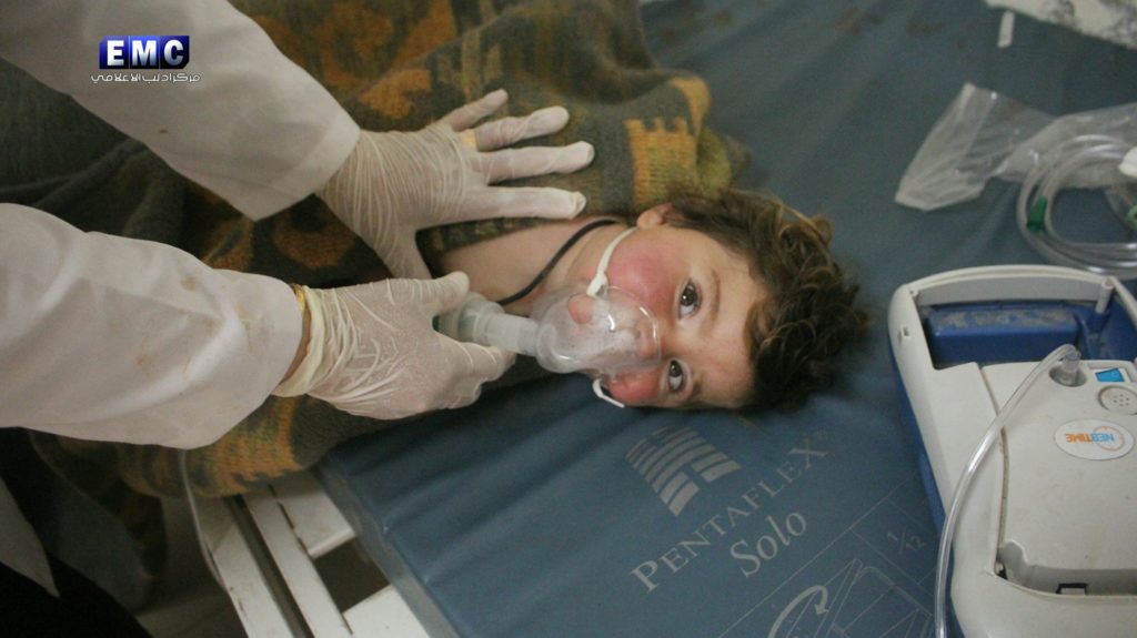 Φρίκη: Αεροπορική επιδρομή με τοξικό αέριο σκοτώνει τουλάχιστον 58 στη Συρία – Πληροφορίες για Σάριν (ΠΟΛΥ ΣΚΛΗΡΕΣ ΕΙΚΟΝΕΣ)