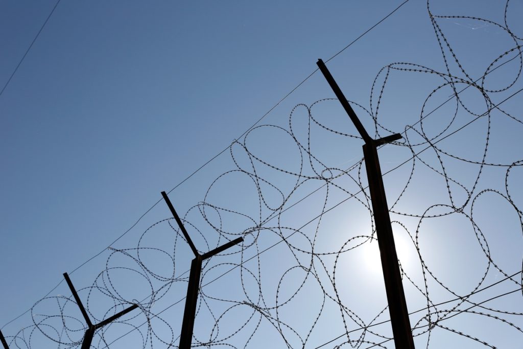ΝΔ για νόμο Παρασκευόπουλου: Πόσοι αλλοδαποί έχουν αποφυλακιστεί και απελαθεί;
