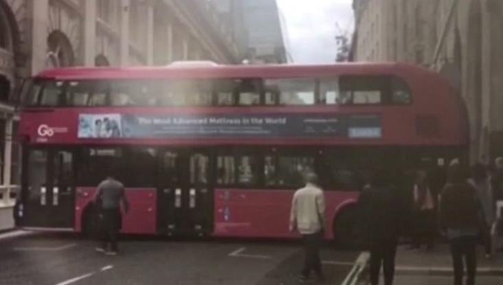 Λονδίνο: Λεωφορείο σφήνωσε σε δρόμο – Απίστευτο video!