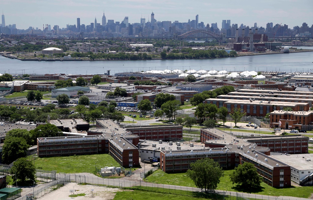 Νέα Υόρκη: Ο Δήμαρχος θέλει να κλείσει τις «διάσημες» φυλακές του Ράικερς Άϊλαντ