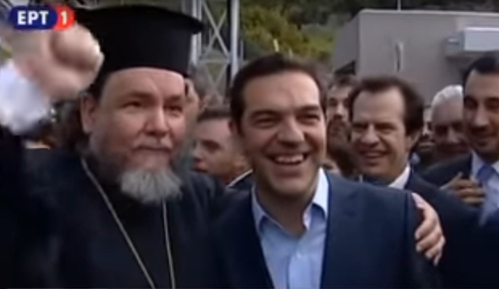 Ο  ιερέας με υψωμένη γροθιά φωτογραφίζεται με τον «ακροαριστερό» πρωθυπουργό! (Video)