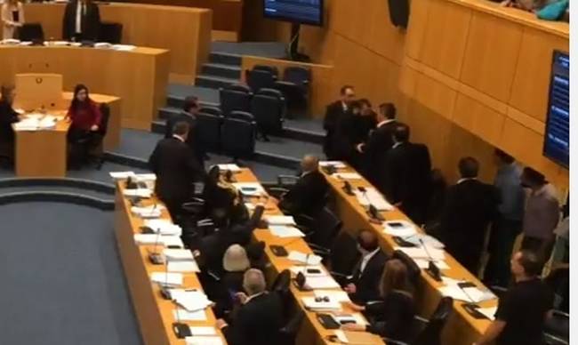 Κύπρος: Σκηνές απείρου κάλλους στη Βουλή – Πιάστηκαν στα χέρια (video)