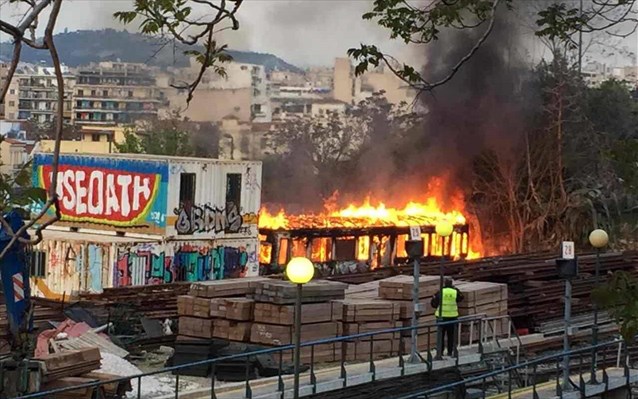 Θησείο: Φωτιά σε εγκαταλελειμμένο βαγόνι