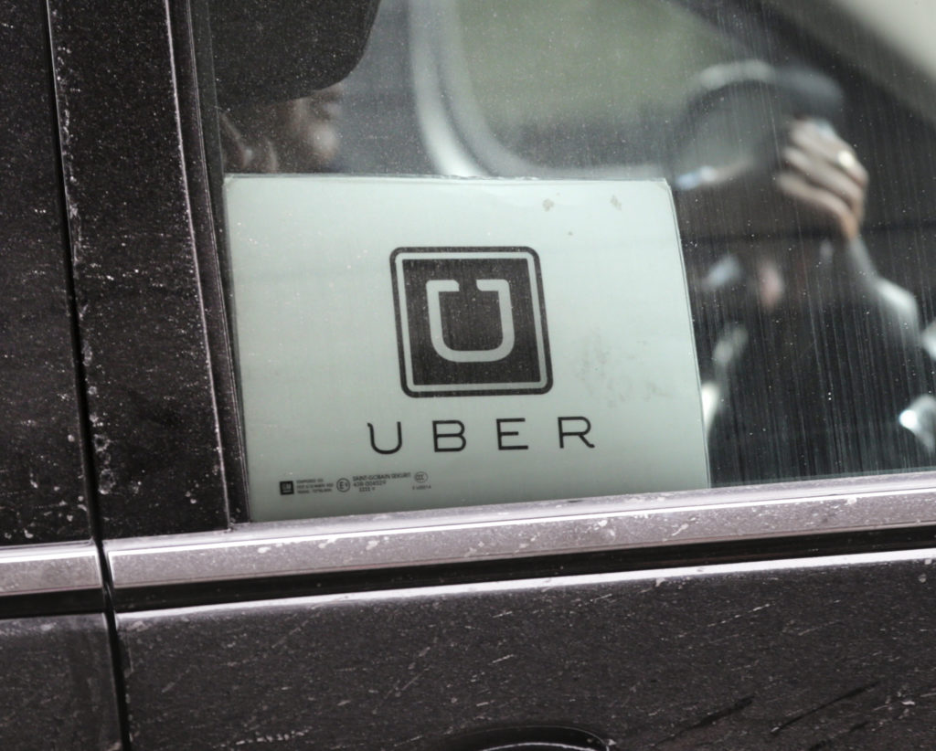 Ρώμη: Δικαστήριο “μπλόκαρε” την Uber, λόγω αθέμιτου ανταγωνισμού