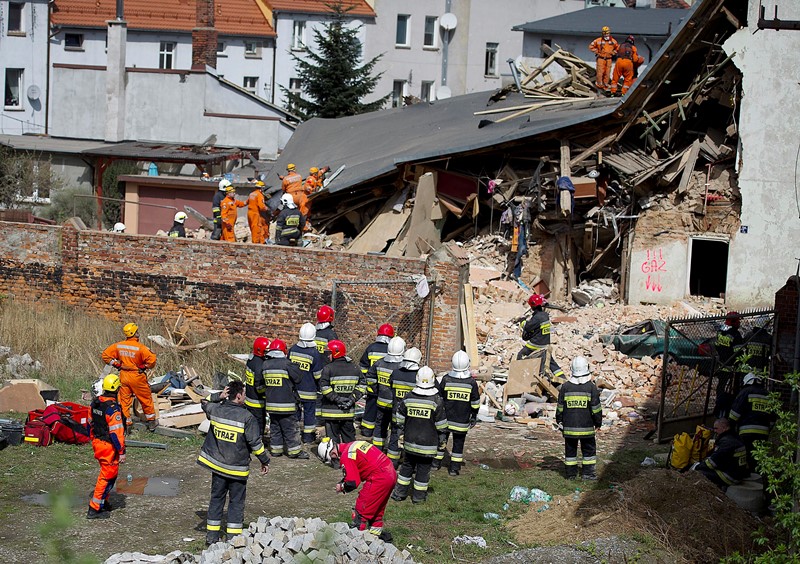 Πολωνία: Κτίριο κατέρρευσε μετά από έκρηξη αερίου – 6 νεκροί