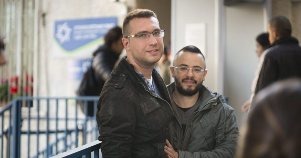 Τρανς άνδρας και ο σύντροφος του αναγνωρίζονται και οι δυο ως γονείς του παιδιού τους