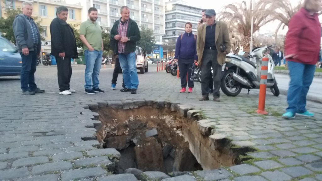 Καβάλα: Και ξαφνικά άνοιξε μια τρύπα στο δρόμο! (Photos)