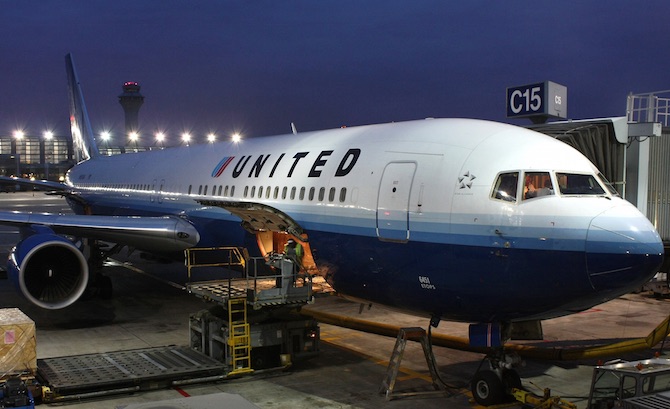 Κατακραυγή κατά της United Airlines που «πέταξε» επιβάτη από πτήση σέρνοντάς τον! (Video και Photo)