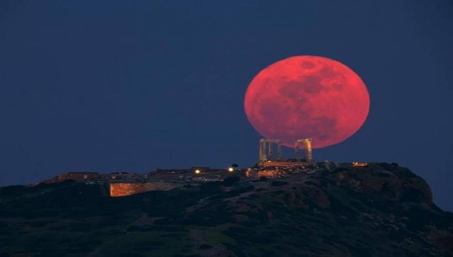 Πανσέληνος με… Ροζ Φεγγάρι (Video & Photos)