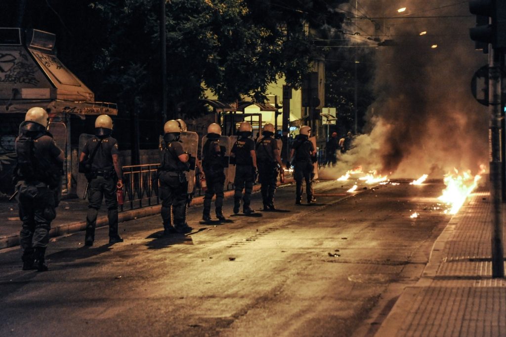 Πεδίο μάχης τη νύχτα τα Εξάρχεια