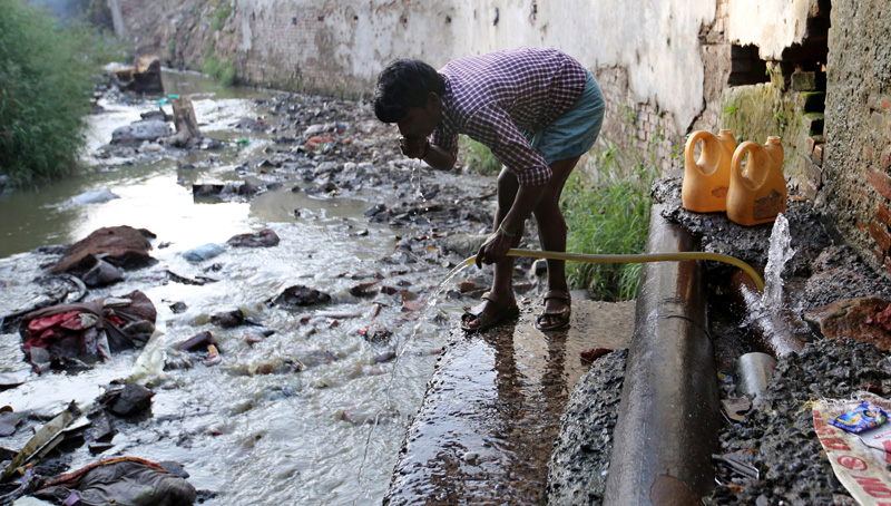 Δύο δισεκατομμύρια άνθρωποι πίνουν νερό μολυσμένο με περιττώματα – 500.000 θάνατοι κάθε χρόνο