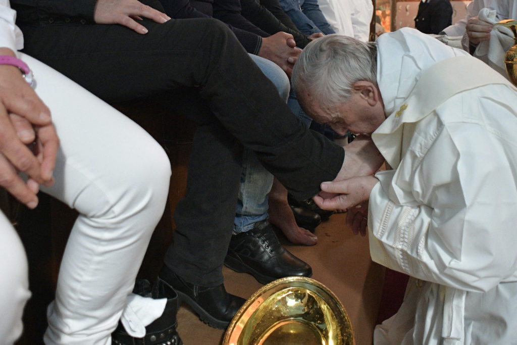 Ο Πάπας έπλυνε τα πόδια 12 κρατούμενων