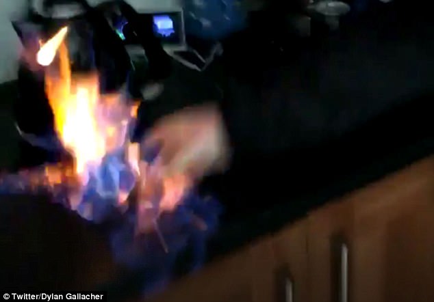 Η βλακεία της ημέρας: Πήγε να πιει σφηνάκι φλαμπέ κι έβαλε φωτιά στο σπίτι! (Video)