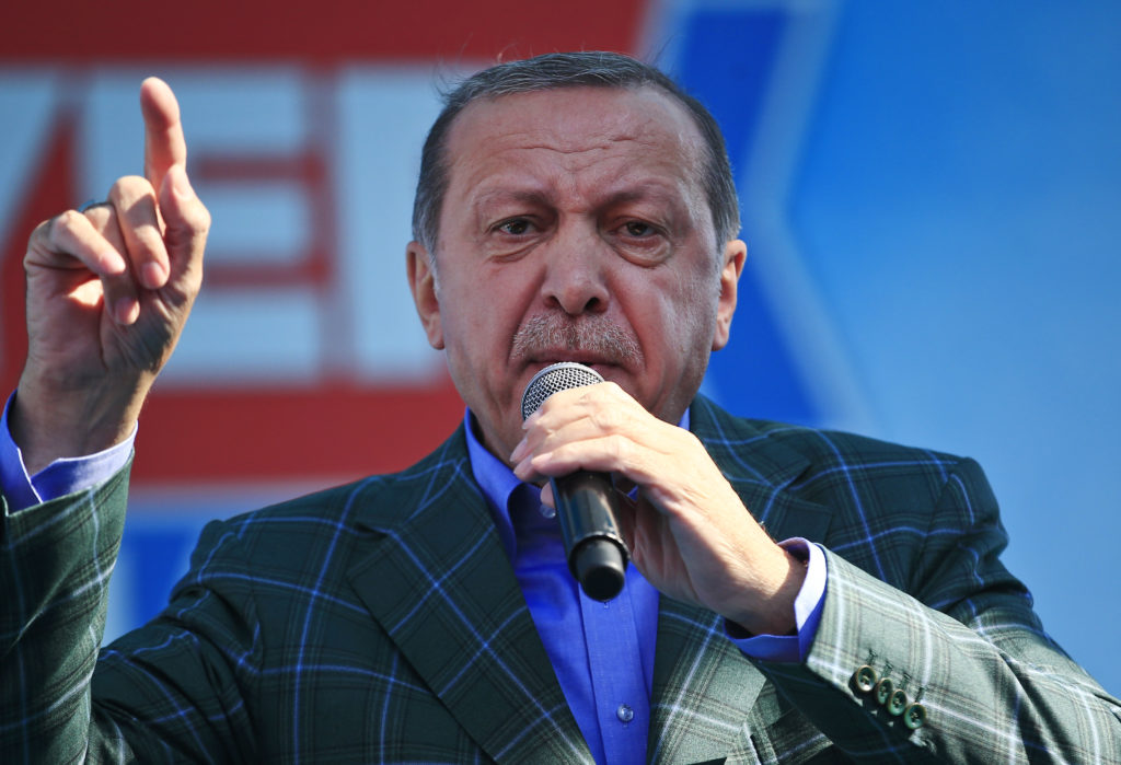 Έξαλλος ο Ερντογάν για την αποφαση των ΗΠΑ να εξοπλίσουν Κούρδους – Τι θα πει στο ραντεβού με τον Τραμπ