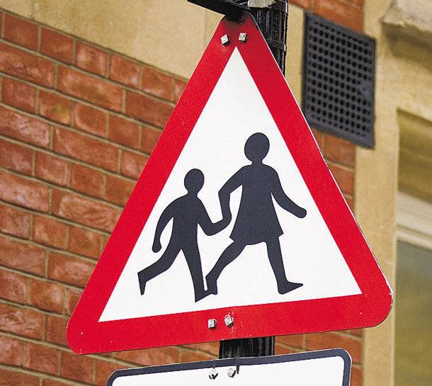 Τα παιδιά μπορούν να περάσουν με ασφάλεια τον δρόμο μετά τα 14