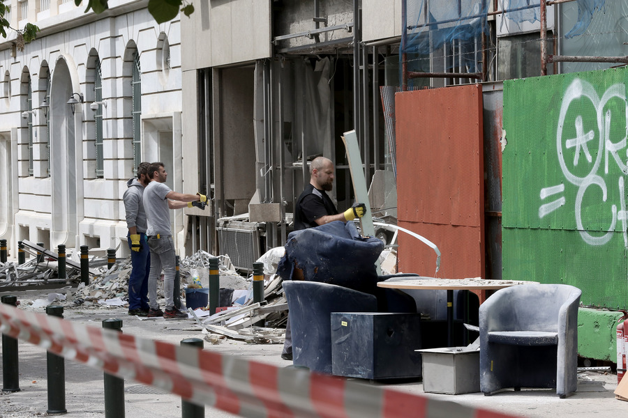 Έκρηξη στην Αθήνα: Τα συνεργεία μαζεύουν τα συντρίμμια (Photos)