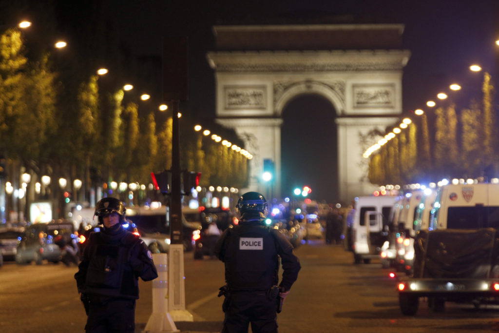 Πανικός στο Παρίσι – Ο ISIS ανέλαβε την ευθύνη της επίθεσης – Νεκρός ο δράστης και ένας αστυνομικός (Video και Photos)