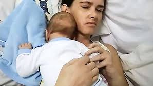Απίστευτο! Γέννησε ενώ βρισκόταν σε κώμα – Συνήλθε 5 μήνες μετά (Video)