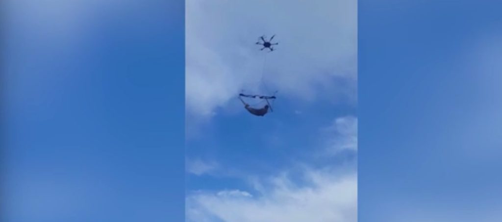 Αυτά είναι: Τύπος έδεσε αιώρα σε drones κι έκοβε βόλτες… στον ουρανό (Video)