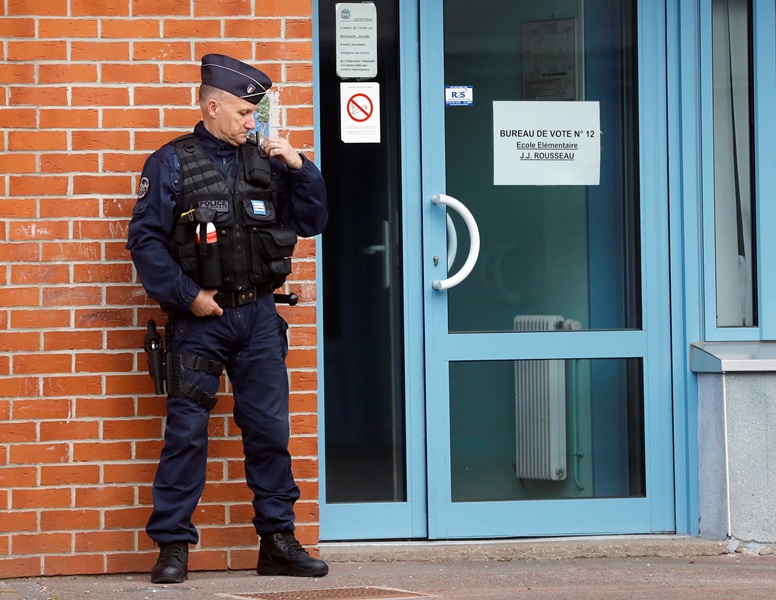 Γαλλία: Εκκενώθηκε εκλογικό τμήμα, λόγω ύποπτου οχήματος