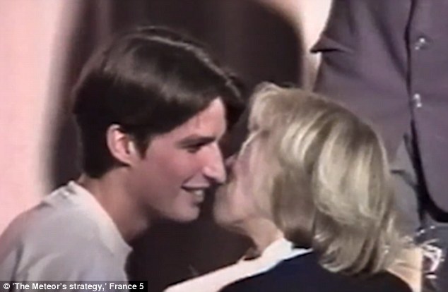 Όταν ο 15χρονος Μακρόν φιλούσε για πρώτη φορά την 40χρονη καθηγήτρια και μέλλουσα σύζυγό του (Video+Photos)