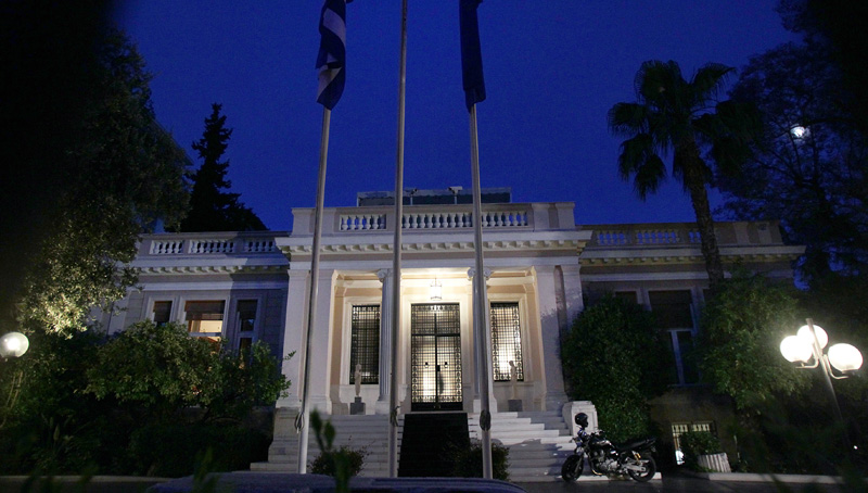 Ψάχνοντας νησίδα σωτηρίας στο Μαξίμου