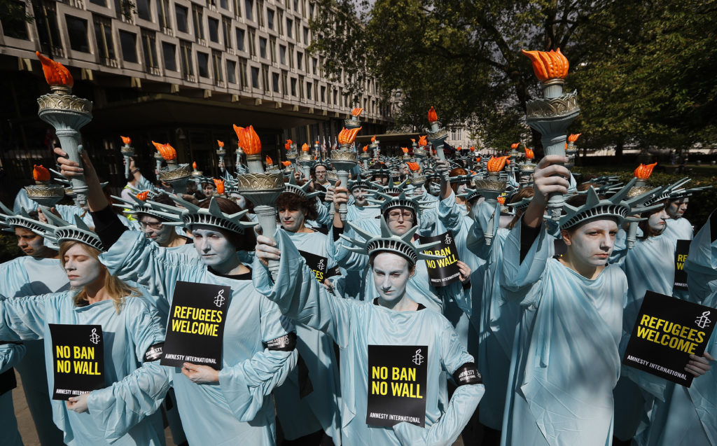 Διαδήλωση «μασκέ» κατά του Τραμπ στο Λονδίνο