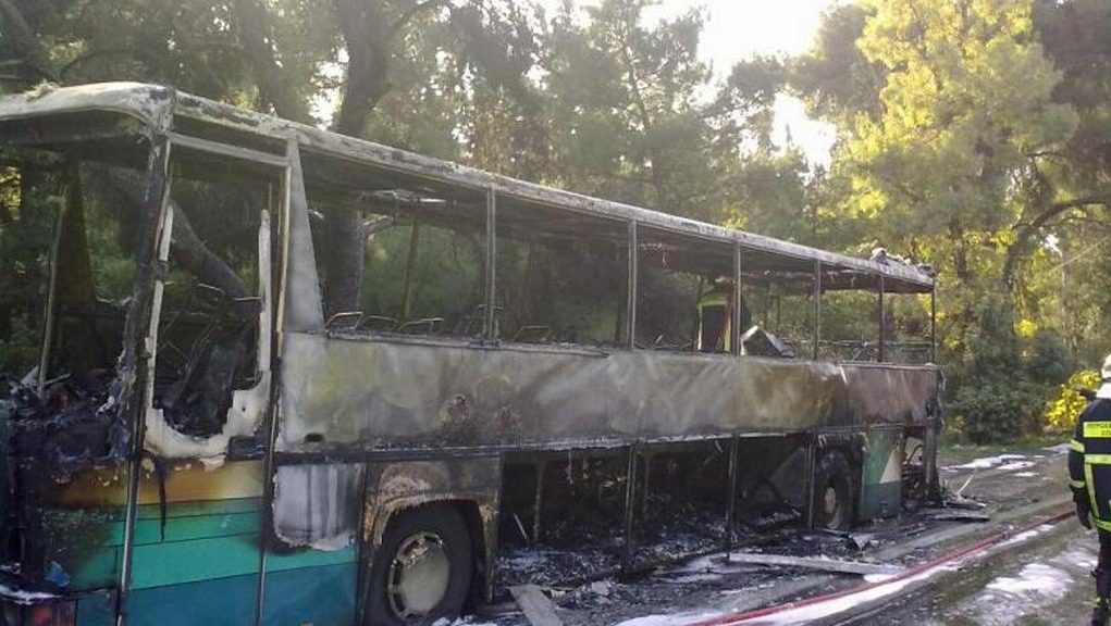 Πάτρα: Παραλίγο τραγωδία σε μαθητική εκδρομή – Πήρε φωτιά το λεωφορείο (Video)
