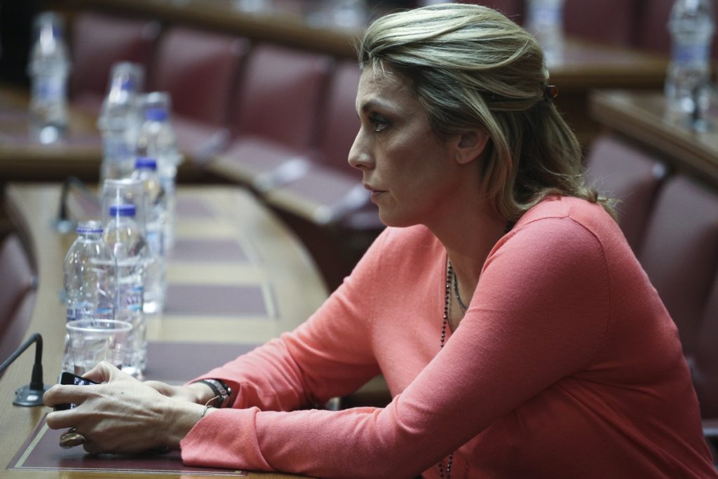 Η Άννα Καραμανλή βαριόταν λίγο στη Βουλή κι είπε να παίξει πασιέντζα (Photo)