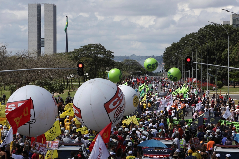 Βραζιλία: Χάος από τις απεργίες και τις διαδηλώσεις