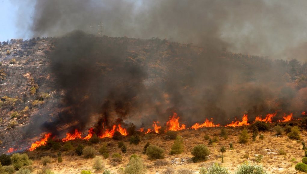 Ανεξέλεγκτη η πυρκαγιά στις Μαριές Ζακύνθου