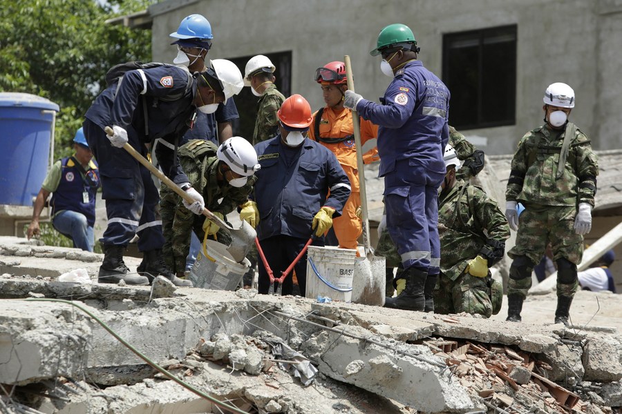 Κατέρρευσε κτίριο με πλαστή άδεια στην Κολομβία