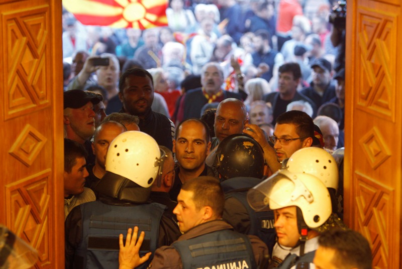 Σκόπια: Πολιτικό  χάος και ελπίδα σωτηρίας από τις ΗΠΑ