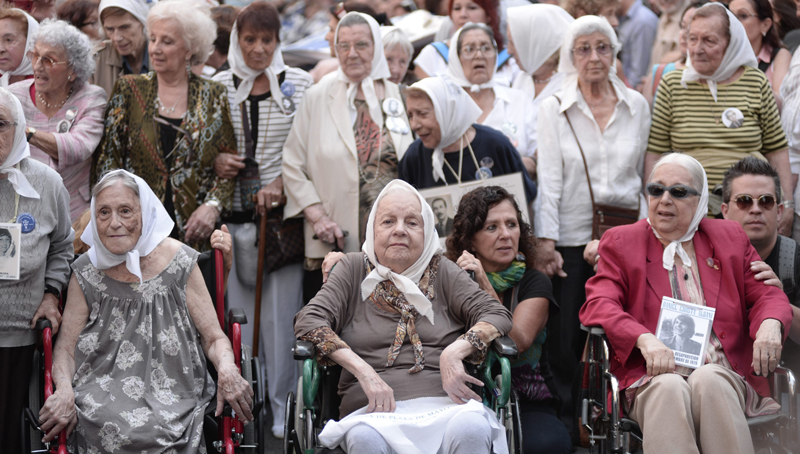 Οι «Μητέρες της Πλατείας του Μαΐου» ζητούν να μάθουν για τα παιδιά τους που …εξαφάνισε η χούντα